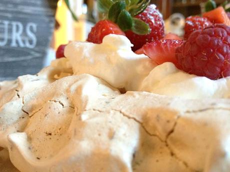 Pavlova au chocolat et aux fruits rouges