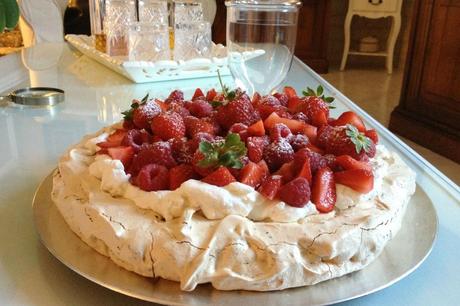 Pavlova au chocolat et aux fruits rouges