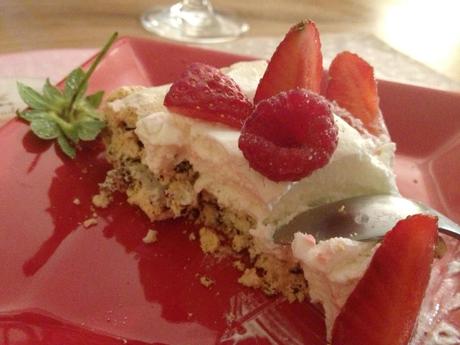 Pavlova au chocolat et aux fruits rouges