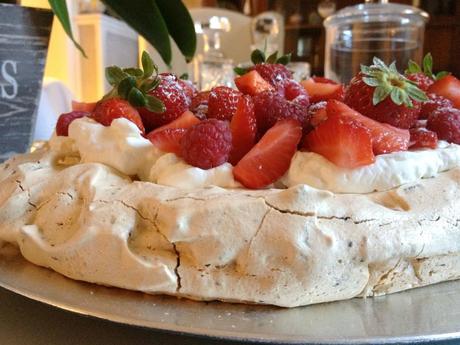 Pavlova au chocolat et aux fruits rouges