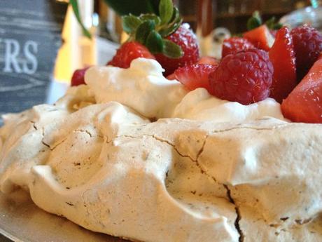 Pavlova au chocolat et aux fruits rouges