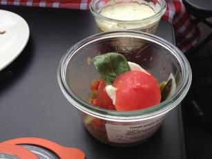 Tomate gorgée de chevre frais au pistou