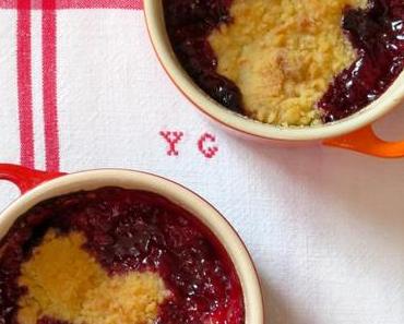 Crumble aux prunes bleues et mûres