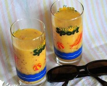 Smoothie aux fruits jaunes : mangue, pêche, banane