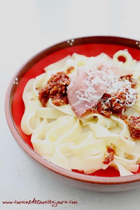 Tagliatelles au pesto de tomates séchées et prosciutto