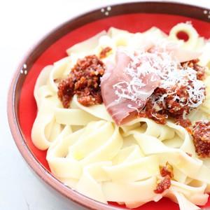 Tagliatelles au pesto de tomates séchées et prosciutto