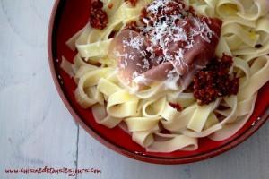 Tagliatelles au pesto de tomates séchées et prosciutto
