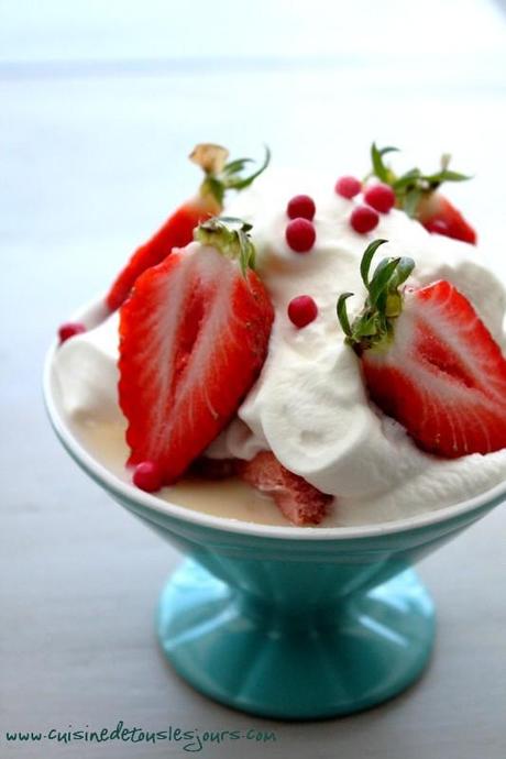 Coupes de fraises à la crème anglaise