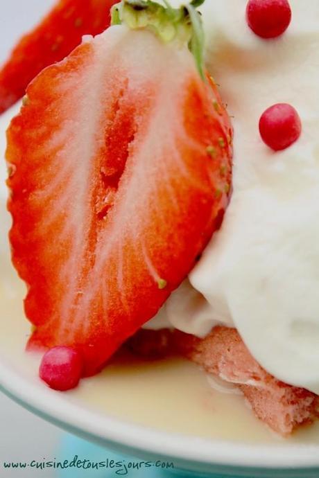Coupes de fraises à la crème anglaise
