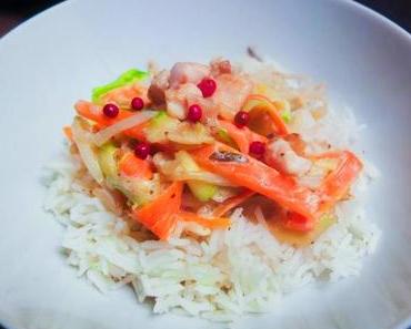 Poulet lait de coco, légumes croquants et baies roses