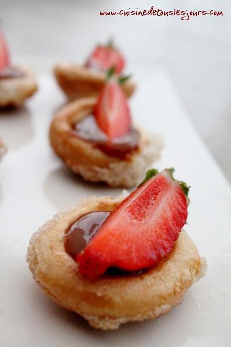 Barquettes de craquelins Margely caramélisés aux fraises et caramel au beurre salé