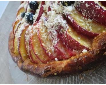 Tarte briochée aux pêches et aux myrtilles