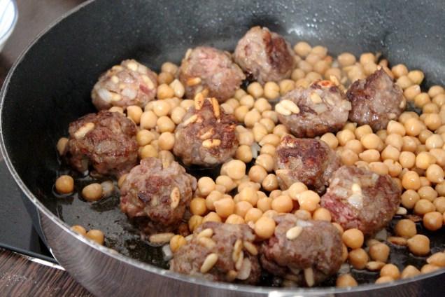 Boulettes de boeuf aux pois chiches et à la menthe