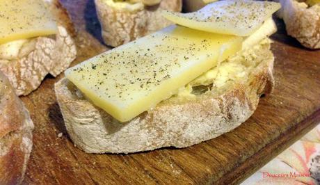 Crostini Comté Banane au Poivre noir de Sarawak