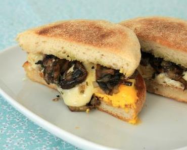 Egg muffin aux champignons, persillade & morbier