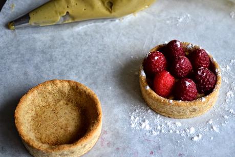 farine de coco, gluten, farine semi-complète, poudre d'amande, framboise, mûre, pâte de pistache