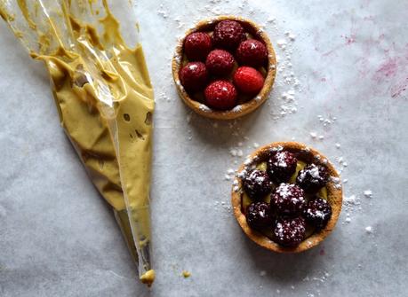 farine de coco, gluten, farine semi-complète, poudre d'amande, framboise, mûre, pâte de pistache