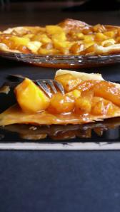 Pâte feuilletée croustillante, ananas Victoria et mangue au caramel au beurre salé