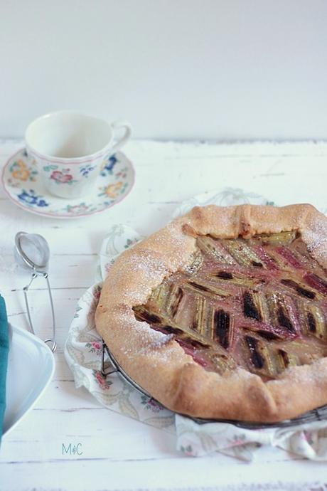 Tarte Rustique Compotée aux Pommes et à la Rhubarbe