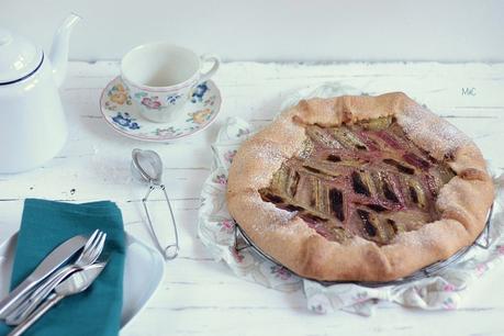 Tarte Rustique Compotée aux Pommes et à la Rhubarbe