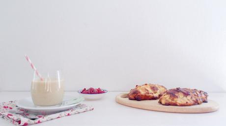 Croissants aux amandes-framboises et Chaï Impérial Latte au lait d’amande