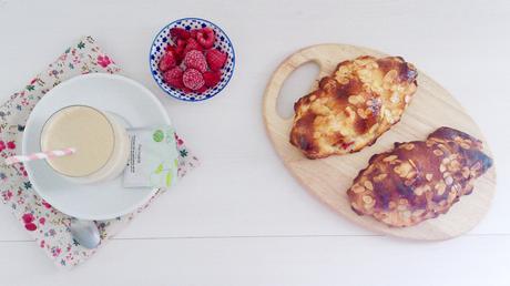 Croissants aux amandes-framboises et Chaï Impérial Latte au lait d’amande