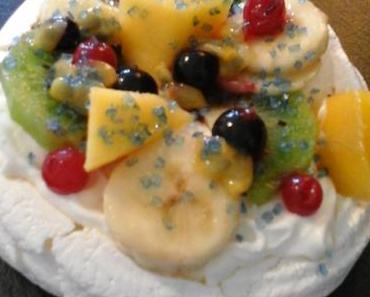 Pavlova individuelle aux fruits exotiques