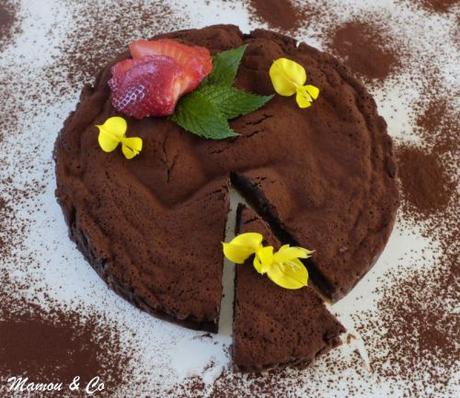 Gâteau ultra-fondant au chocolat sur croustillant caramel