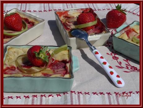 Clafoutis au yaourt, fraises et rhubarbe