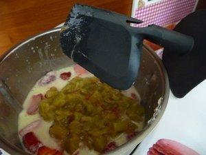 Clafoutis au yaourt, fraises et rhubarbe