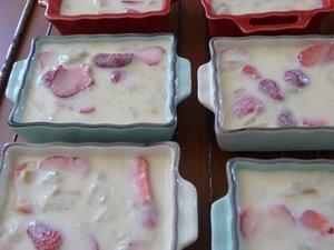 Clafoutis au yaourt, fraises et rhubarbe