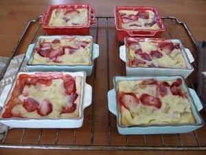 Clafoutis au yaourt, fraises et rhubarbe