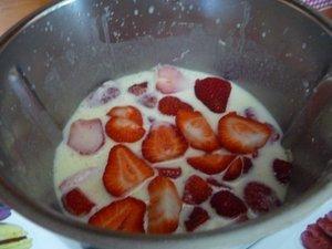 Clafoutis au yaourt, fraises et rhubarbe