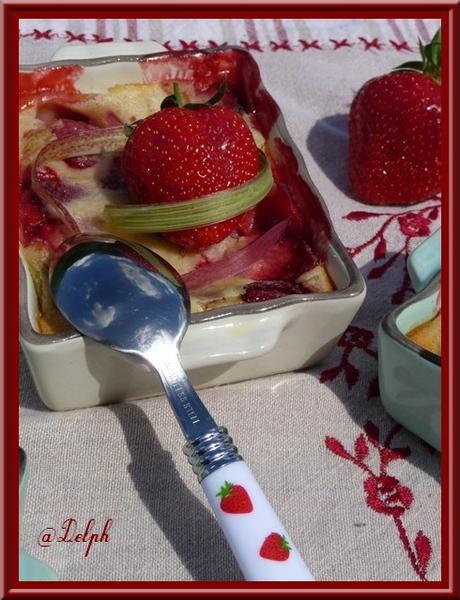 Clafoutis au yaourt, fraises et rhubarbe