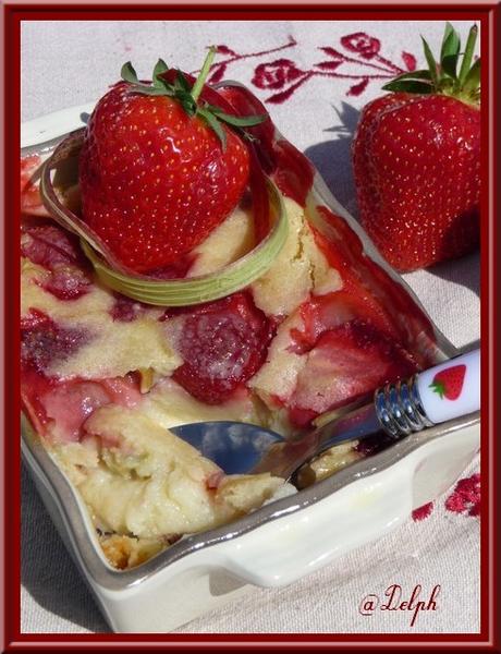 Clafoutis au yaourt, fraises et rhubarbe