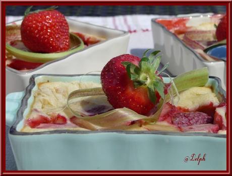 Clafoutis au yaourt, fraises et rhubarbe