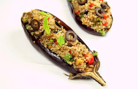 Aubergines farcies au quinoa, champignons, poivron, olives et menthe {Vegan}