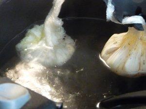 Préparation du jambon et des oeufs pochés