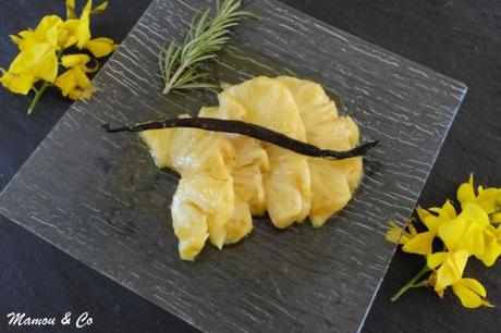 Ananas rôti caramélisé à la vanille et au romarin