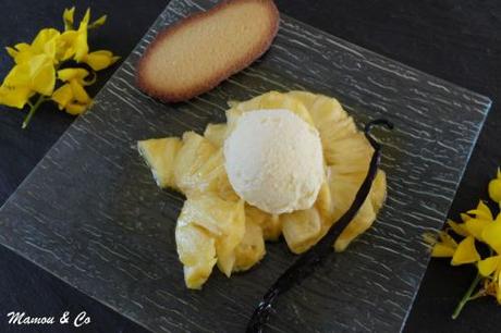 Ananas rôti caramélisé à la vanille et au romarin