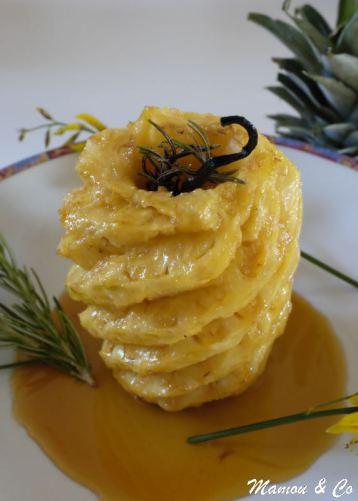 Ananas rôti caramélisé à la vanille et au romarin