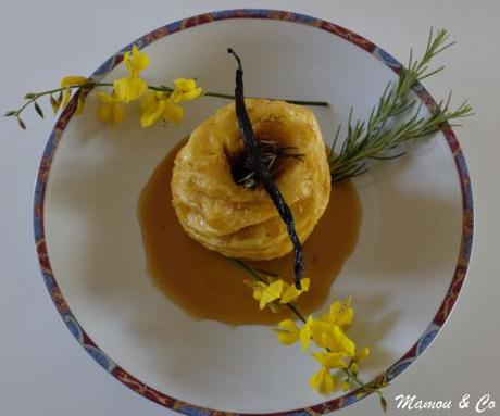 Ananas rôti caramélisé à la vanille et au romarin