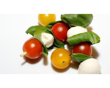 Brochettes de tomates, fromage et basilic