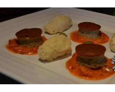 Gâteau de foie de volaille, quenelles de volaille et sauce tomate