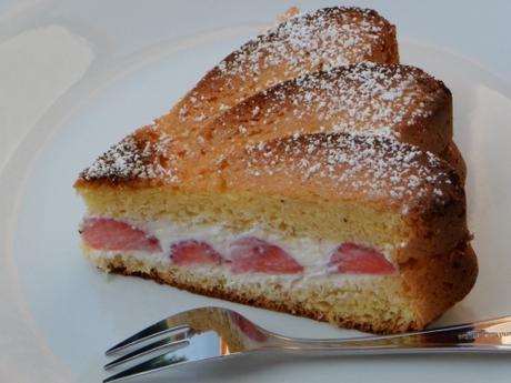 Sponge cake, ricotta, fraise