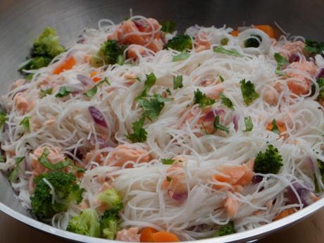 Wok, saumon, vermicelles de riz, légumes