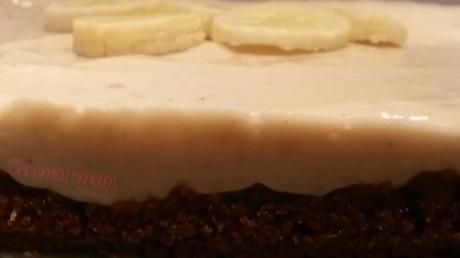 Gâteau fromage blanc bananes sur son lit croquant