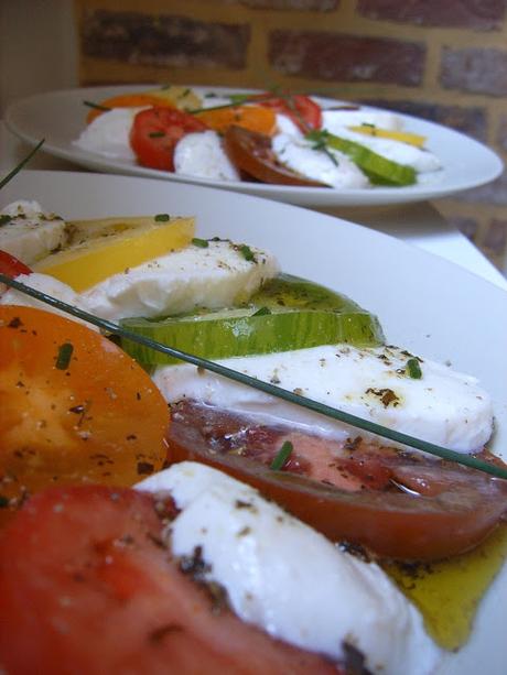 Salade de tomates colorée à la Mozzarella.