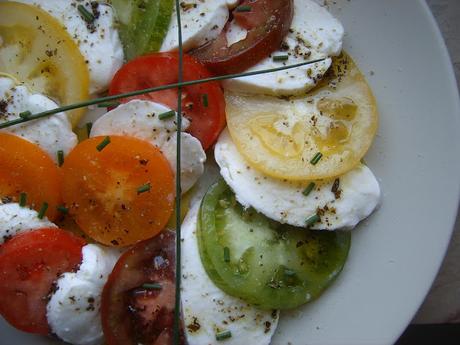Salade de tomates colorée à la Mozzarella.