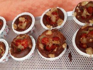 Muffins aux tomates cerises, oignons rouges et parmesan